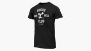 ROGUE バーベルクラブTシャツ ブラックを正面斜めから捉え、胸元のホワイトロゴとウェイトリフター、クルーネック、両袖から裾まで確認できるデザイン