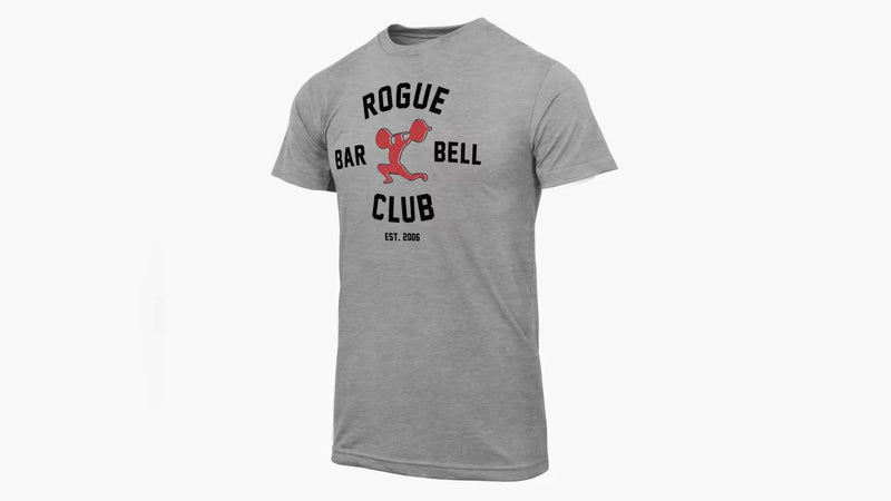 ROGUE バーベルクラブTシャツ グレーを正面斜めから捉え、胸中央のブラックロゴと赤いウェイトリフター、クルーネック、半袖から裾まで確認できるデザイン