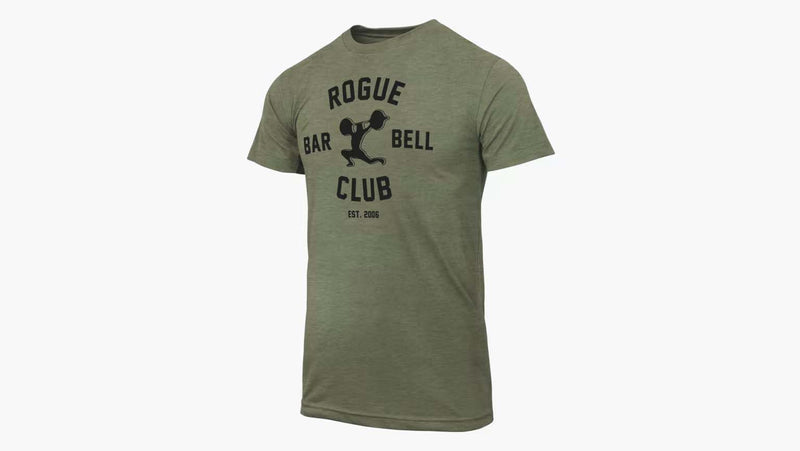 ROGUE バーベルクラブTシャツ ヘザールーテナントを正面斜めから捉え、胸中央のブラックロゴとウェイトリフター、クルーネックから半袖、裾まで見えるデザイン