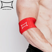 SLINGSHOT コンプレッションカフ2.0 レッド 肘サポーターを上腕〜肘に装着した側面クローズアップ、ロゴと圧迫サポート構造が分かる着用状態