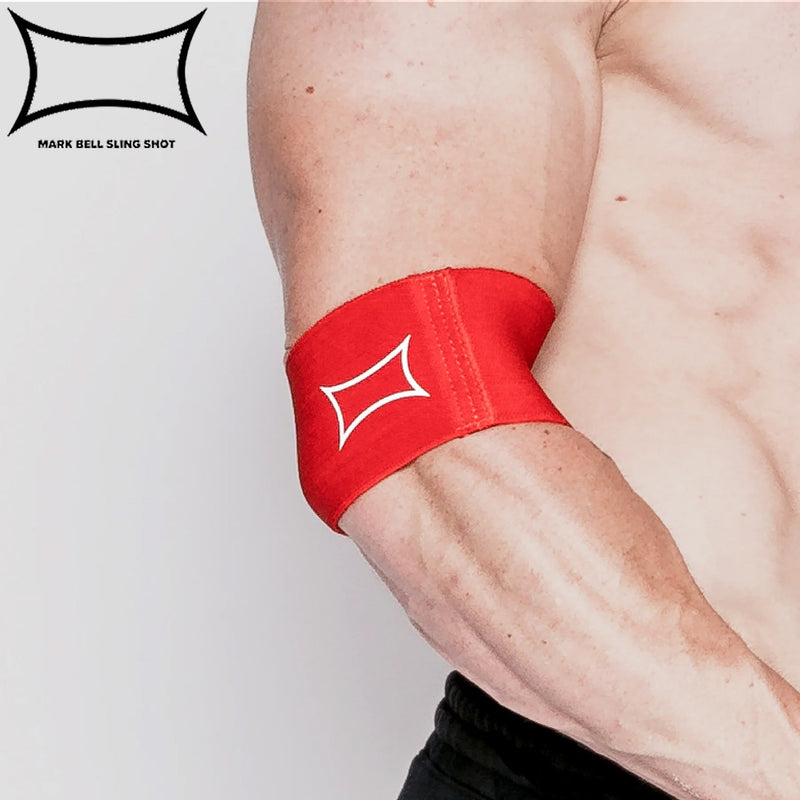 SLINGSHOT コンプレッションカフ2.0 レッド 肘サポーターを上腕〜肘に装着した側面クローズアップ、ロゴと圧迫サポート構造が分かる着用状態