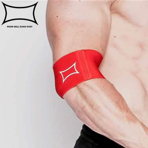 SLINGSHOT コンプレッションカフ2.0 レッド 肘サポーターを上腕〜肘に装着した側面クローズアップ、ロゴと圧迫サポート構造が分かる着用状態