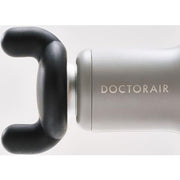 DOCTORAIR エクサガンLUXE ブラックの本体先端を横から捉え、二股形状のアタッチメントを装着した状態とDOCTORAIRロゴを確認できる構成