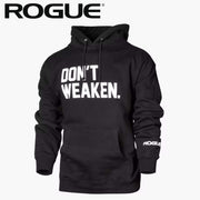 ROGUE Don't weaken パーカー ブラックを正面から捉え、胸元のDON'T WEAKEN.ロゴプリント、フード、ドローコード、カンガルーポケット、袖口まで確認できるデザイン