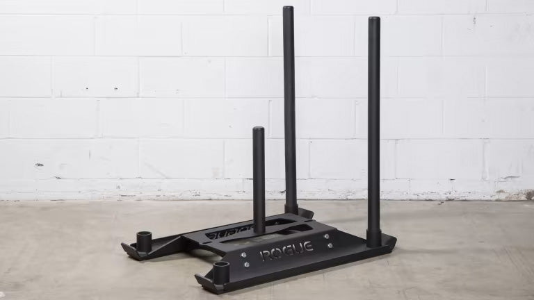 ROGUE エコードッグ スレッド ブラックを室内で設置した状態を側面から捉えた構図。フレーム厚みやポストの高さ、床との接地構造が確認できる。