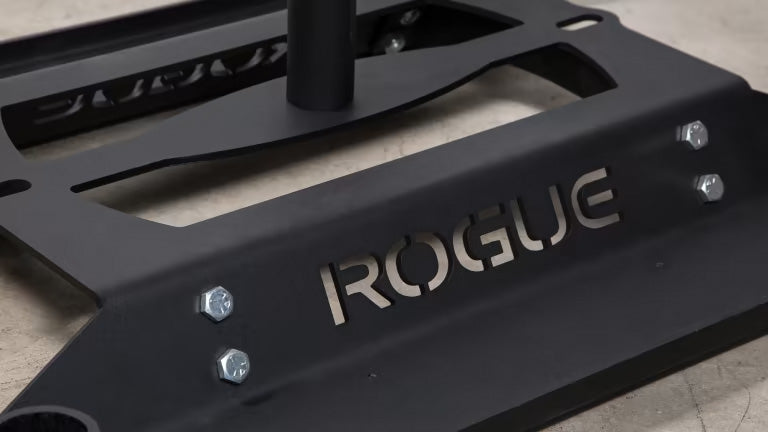 ROGUE エコードッグ スレッド ブラックのフレーム中央部を近距離から捉えた構図。ROGUEロゴプレートとボルト固定部の仕上げ、耐久性の高い構造が分かる。