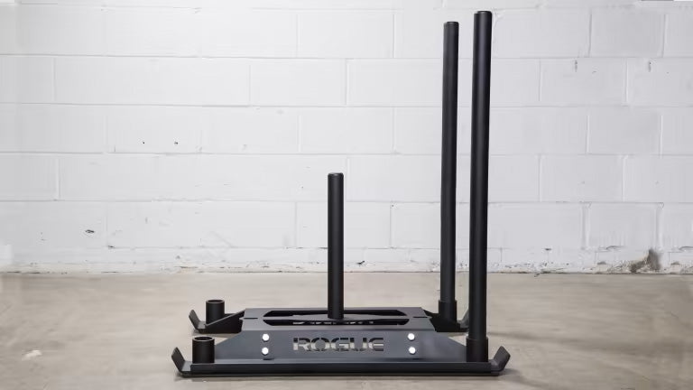 ROGUE エコードッグ スレッド ブラックを正面から捉えた構図。3本のポスト配置と押し出し用ベース形状が分かり、スピード＆アジリティー用途に適した設計が伝わる。