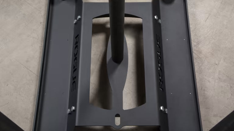 ROGUE エコードッグ スレッド ブラックを真上から見下ろした構図。中央ポスト周辺の開口部形状、フレーム内側の補強構造、設置時の剛性設計が分かるディテール。