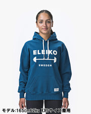 ELEIKO 1957パーカー ブルー 正面バストアップ構図、フロントロゴ・フード紐・カンガルーポケット位置が確認できるディテール