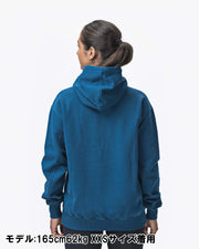 ELEIKO 1957パーカー ブルー 背面上半身構図、フード形状・バックシルエット・リブ仕様が分かるシンプルデザイン