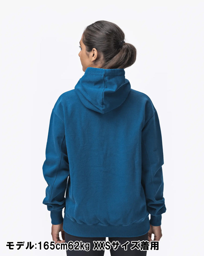 ELEIKO 1957パーカー ブルー 背面上半身構図、フード形状・バックシルエット・リブ仕様が分かるシンプルデザイン