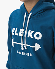 ELEIKO 1957パーカー ブルー 胸元クローズアップ構図、ELEIKOロゴプリント質感とフード紐・ネック周り仕様が分かるディテール