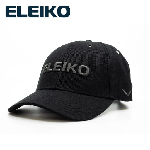 ELEIKOキャップ ジェットブラック 正面やや斜め角度のフロントビュー、刺繍ロゴとカーブバイザー形状が分かるアパレルアクセサリー全体