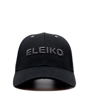 ELEIKOキャップ ジェットブラック 正面からのフロントビュー、立体刺繍ロゴとクラウン形状、カーブバイザーのバランスが確認できる構図