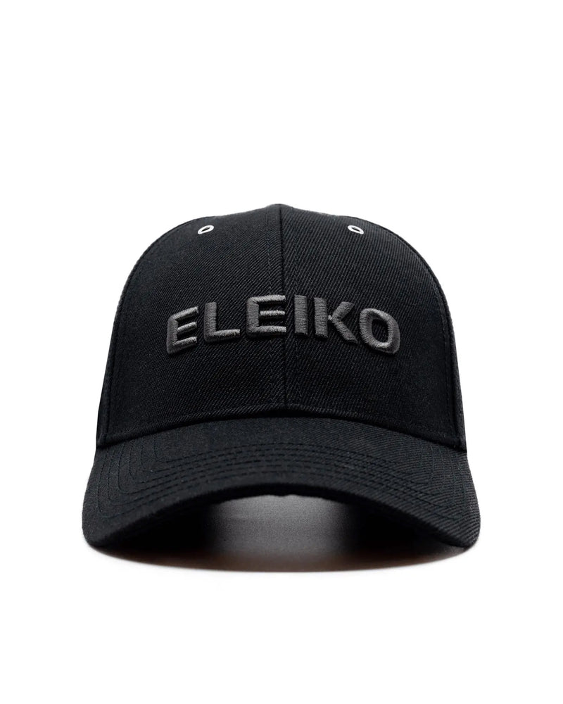 ELEIKOキャップ ジェットブラック 正面からのフロントビュー、立体刺繍ロゴとクラウン形状、カーブバイザーのバランスが確認できる構図