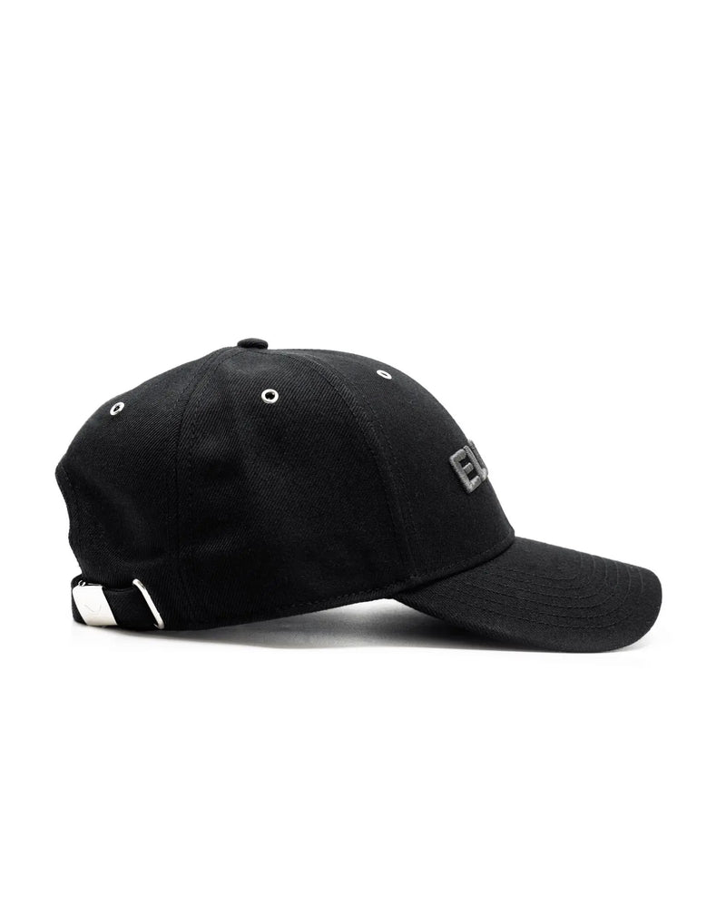 ELEIKOキャップ ジェットブラック 左サイドアングル、サイズ調整ストラップと後部パネル形状が分かる横方向のディテール構図