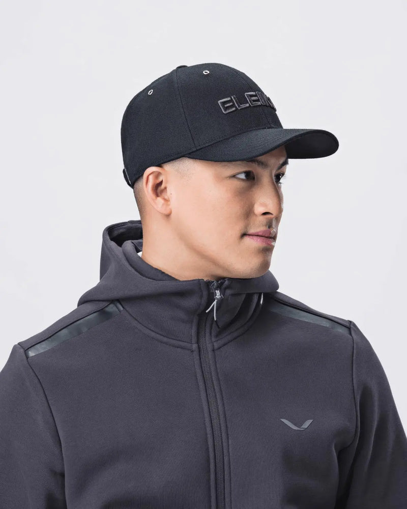 ELEIKOキャップ ジェットブラック 着用イメージの斜め横顔ビュー、フィット感とバイザー角度が分かるアパレルアクセサリー着用スタイル