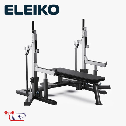 ブラック×シルバーカラーのELEIKO IPFコンペティションコンボラックを右前方から捉え、ベンチ・支柱・セーフティアームまで全体構造が確認できる構成