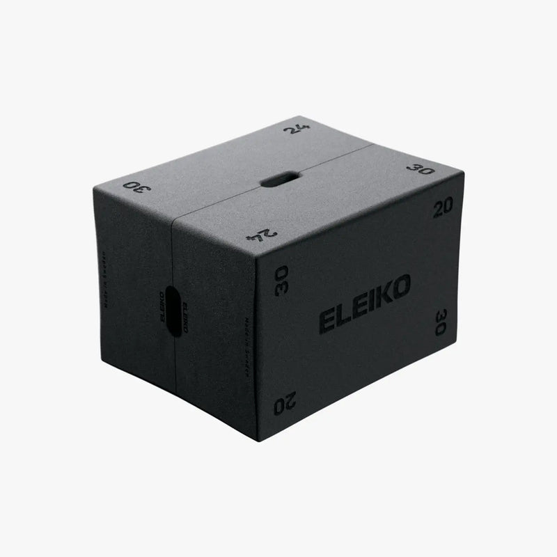 ELEIKO ハイブリッド プライオボックス グレー 正面右前方を見下ろした斜め上からの外観。天面の持ち手と30・24・20インチ表記、側面ロゴを確認できるコンディショニング用ボックス