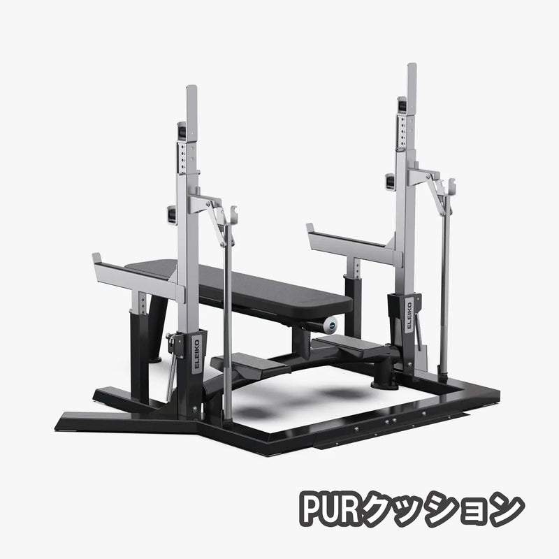 ブラック×シルバーカラーのELEIKO IPFコンペティションコンボラック PURクッション仕様を左後方から捉え、ベンチ裏側やベースフレームの構造が確認できる構成