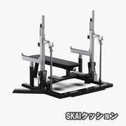 ブラック×シルバーカラーのELEIKO IPFコンペティションコンボラックをベンチ未装着状態で斜め前方から捉え、ラック本体と連結フレームを確認できる構成
