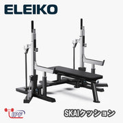 ブラック×シルバーカラーのELEIKO IPFコンペティションコンボラック SKAIクッション仕様を右前方から捉え、ベンチとラック全体を確認できる構成