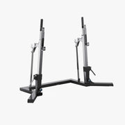 ブラック×シルバーカラーのELEIKO IPFコンペティションコンボラックを右前方から捉え、ベンチ・支柱・セーフティアームまで全体構造が確認できる構成