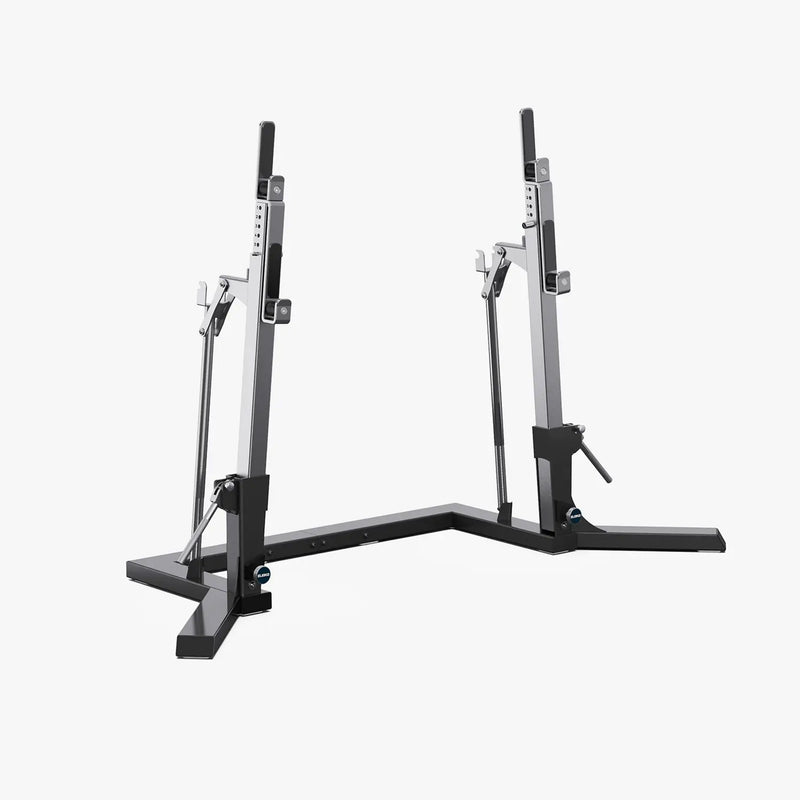 ブラック×シルバーカラーのELEIKO IPFコンペティションコンボラックを右前方から捉え、ベンチ・支柱・セーフティアームまで全体構造が確認できる構成