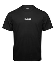 ELEIKO メンズ Tシャツ ブラックの正面全体。クルーネックと半袖デザイン、胸中央に配置された白いELEIKOロゴのディテールが分かる