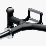 ELEIKO オープンバー ブラック 左側グリップ周辺を斜め上から捉えた拡大。ローレット加工されたハンドルとフレーム接合部、スリーブ基部の構造を確認できるスペシャリティーバーベル