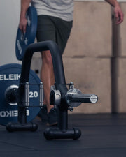 ELEIKO オープンバー ブラック プレート装着時の前方からの使用シーン。20kgプレートを装着した全体と持ち運びしやすいオープンフレーム形状を確認できるスペシャリティーバーベル