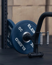 ELEIKO オープンバー ブラック 右前方からプレート装着部とニュートラルグリップを捉えた使用状態。20kgプレートとの組み合わせやハンドル配置を確認できるスペシャリティーバーベル