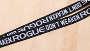 ROGUE ランヤード Don't Weaken ブラックのストラップ中央を斜め方向から拡大した構図。DON'T WEAKEN.ROGUEロゴと織り生地のテクスチャが分かるディテール