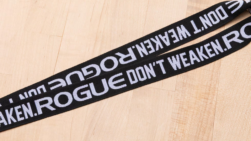 ROGUE ランヤード Don't Weaken ブラックのストラップ中央を斜め方向から拡大した構図。DON'T WEAKEN.ROGUEロゴと織り生地のテクスチャが分かるディテール