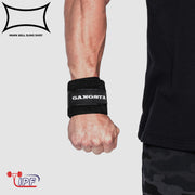 SLINGSHOT ギャングスタ リストラップ ブラックを手首に巻いた側面クローズアップ、拳を握った状態で固定力とフィット感が分かるトレーニング用リストラップ