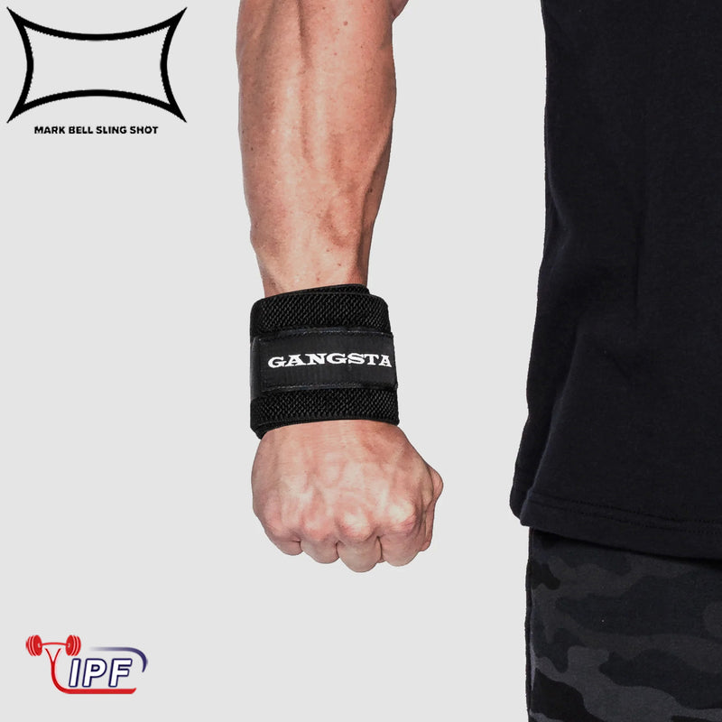 SLINGSHOT ギャングスタ リストラップ ブラックを手首に巻いた側面クローズアップ、拳を握った状態で固定力とフィット感が分かるトレーニング用リストラップ