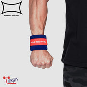 SLINGSHOT ギャングスタ リストラップ ブルーを手首に装着した側面クローズアップ、拳を握った状態で固定力と装着感が分かるトレーニング用リストラップ