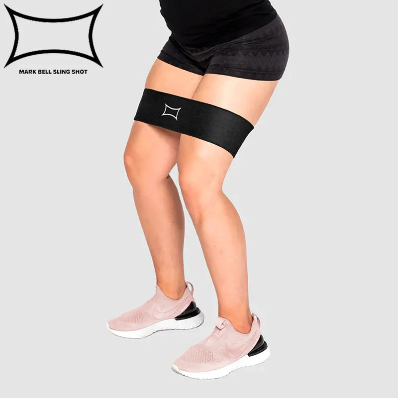 SLINGSHOT ヒップサークル ブラックを正面から確認できる単体カット。太もも上部に装着するヒップバンドの幅感とロゴ位置が分かる構成