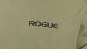 ROGUE フリーダムパーカー オリーブ 胸元ロゴクローズアップ、フロント左胸に配置されたROGUEロゴプリントとスウェット生地の質感が分かるディテール