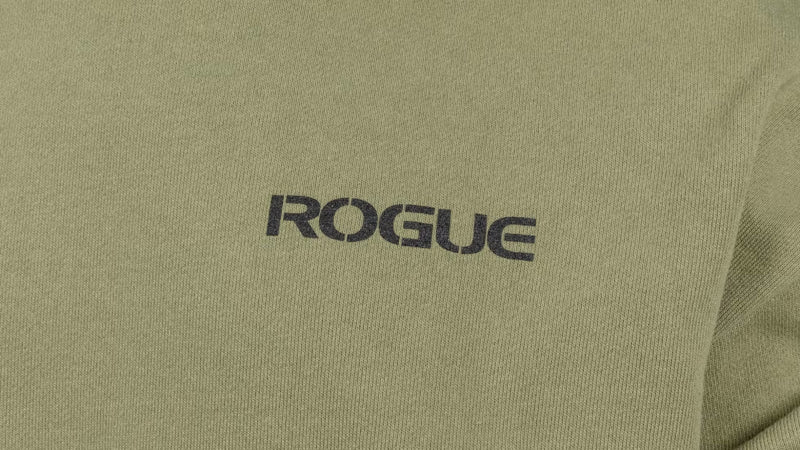 ROGUE フリーダムパーカー オリーブ 胸元ロゴクローズアップ、フロント左胸に配置されたROGUEロゴプリントとスウェット生地の質感が分かるディテール