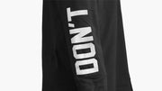DON'T WEAKEN LONG SLEEVE T SHIRT ブラックの反対側の袖を正面から拡大したデザイン、袖に縦方向に施されたホワイトのDON'Tプリントと生地感を確認できる仕様