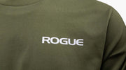 DON'T WEAKEN LONG SLEEVE T SHIRT アーミーの胸元を正面から拡大したデザイン、コットン生地の質感とホワイトのROGUEロゴを確認できるディテール