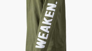 DON'T WEAKEN LONG SLEEVE T SHIRT アーミーの袖部分を斜めから拡大したデザイン、袖に縦方向に施されたホワイトのWEAKENプリントを確認できる仕様