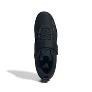 adidas パワーリフト 5 コアブラック / コアブラック / カーボンの真上からの視点。シューレースと固定ストラップの構造を確認可能
