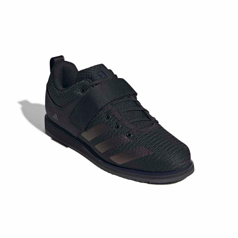 adidas パワーリフト 5 コアブラック / コアブラック / カーボンを前方斜め上から捉えた外観。トゥボックスとアッパーの質感を確認可能