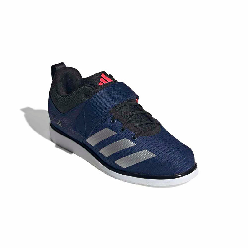 adidas パワーリフト 5 ダークブルー / シルバーメタリック / ルシッドレッドを前方斜め上から掲載。トゥボックスとアッパーの質感を紹介