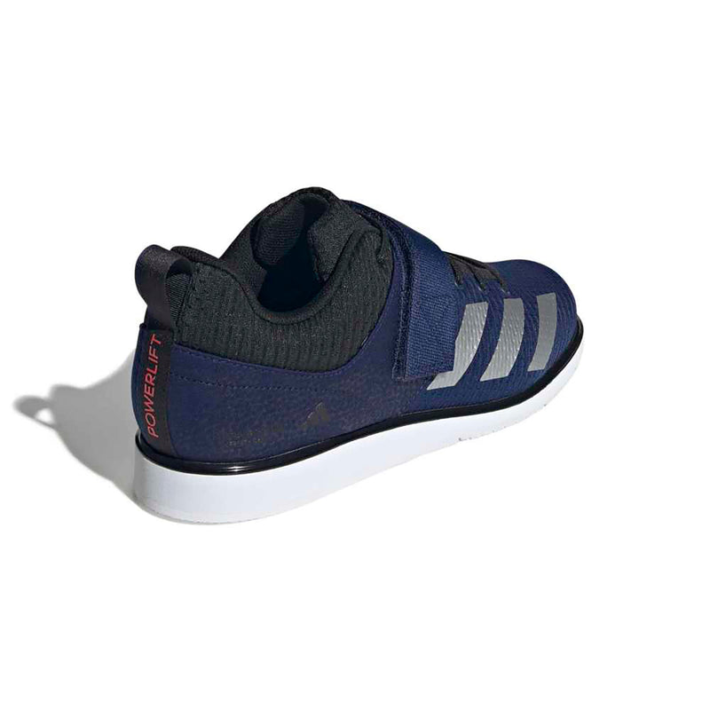 adidas パワーリフト 5 ダークブルー / シルバーメタリック / ルシッドレッドを後方斜め上から掲載。ヒールカウンターと後足部の形状を確認可能
