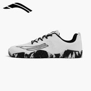 AVANCUS APEX POWER V3.0 フォトンのベアフットシューズを左側面から見た全体外観で、ホワイトアッパーとカモ柄ソールのコントラストが分かる横方向の視点