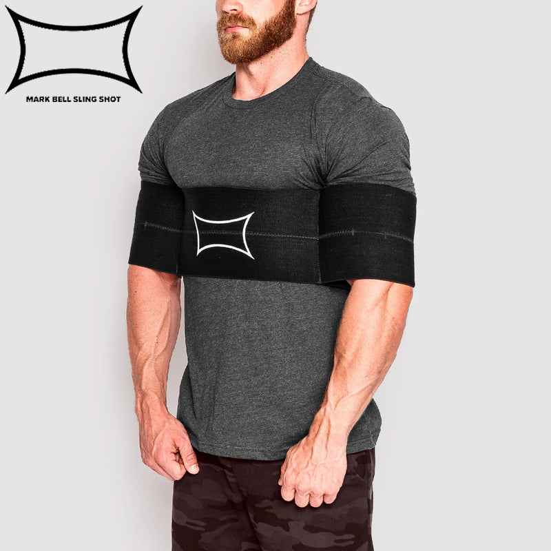 SLINGSHOT マッドドッグスリングショット ブラック トレーニングサポーターを胸〜上腕に装着した正面上半身ビュー、ベンチプレス補助用途が分かる着用状態