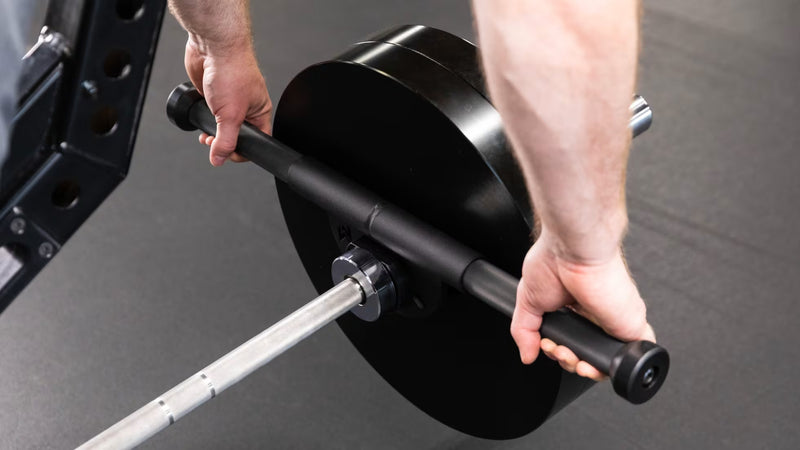 Mutant Metals ARC ケーブルアタッチメント ブラックのハンドルを両手で保持しランドマインバーに差し込む様子、スリーブ接続部と握り位置が分かるクローズアップ構図